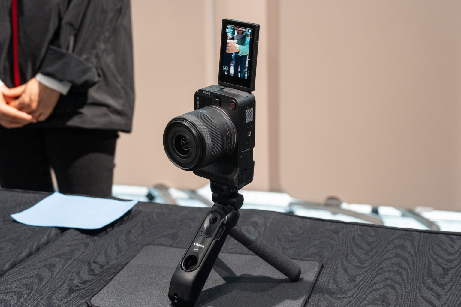 キヤノン「R1」「R5 Mark II」のAF機能強化。「R50 V」は動画撮影時のグリッド表示可能に - AV Watch