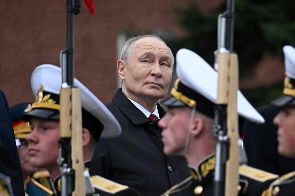 プーチン大統領、戦車なしの戦勝記念日パレードに「勝利は我々のものだ」と語る