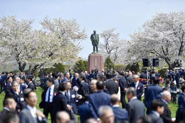 多くの人々でにぎわう「厚田さくらまつり」。咲き薫る桜が戸田先生の立像を囲むように（戸田記念墓地公園で）