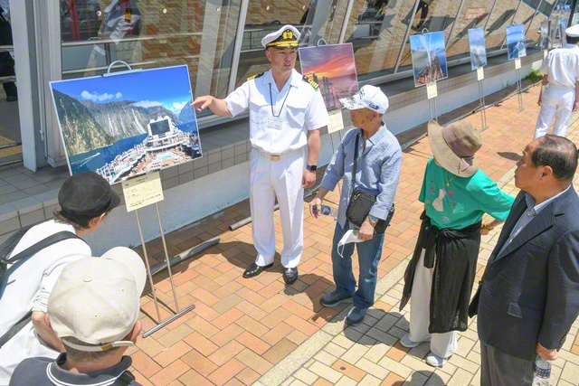 神戸市内で開幕した写真展「波涛を越えて」。船乗りでなければ撮れない貴重な写真の数々を、来場者が見つめる
