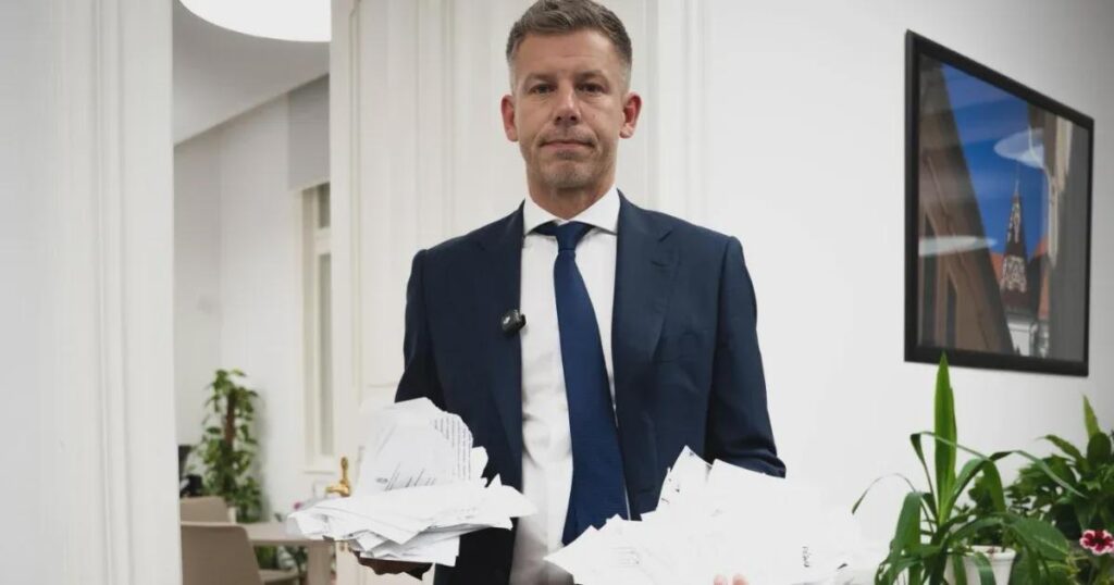 ハンガリーの新首相ペテル・マジャル氏は、「私たちがスイスに住んでいると思うだろう」と、これまで一般公開されていなかった政府庁舎内部からのビデオを公開し、2億5000万ユーロのオルバン時代の建物を映し、この国が何年にもわたる経済危機に直面する中、役人たちがどのようにして贅沢な生活を送っていたのかを尋ねた。