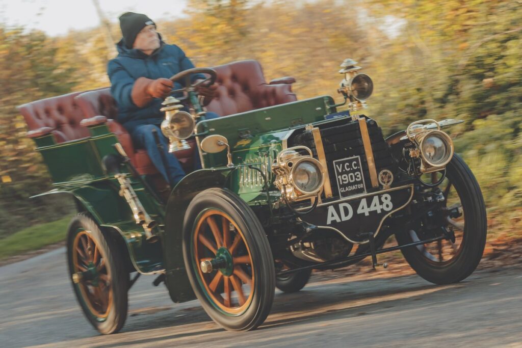 御年123歳のフランス車 グラディエーター 10HP(1) 自転車から自動車へ 風雨を遮るものはないに等しい | AUTOCAR JAPAN グラディエーター 10HP リア・エントランス・トノー(1902~1903年/英国仕様)