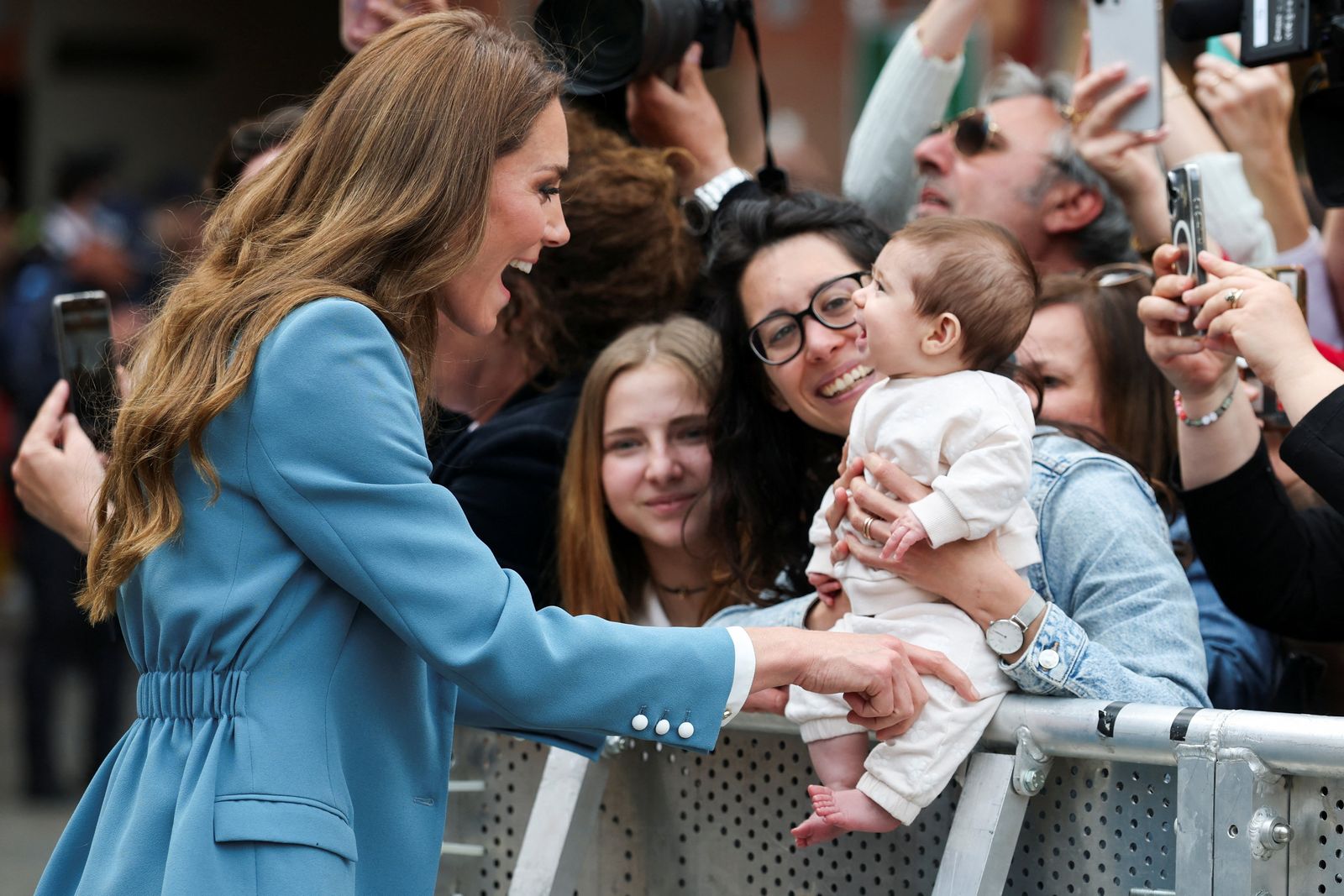 キャサリン妃Catherine Princess of Wales greets a baby after leaving the city hall on the first day of her visit to Reggio...