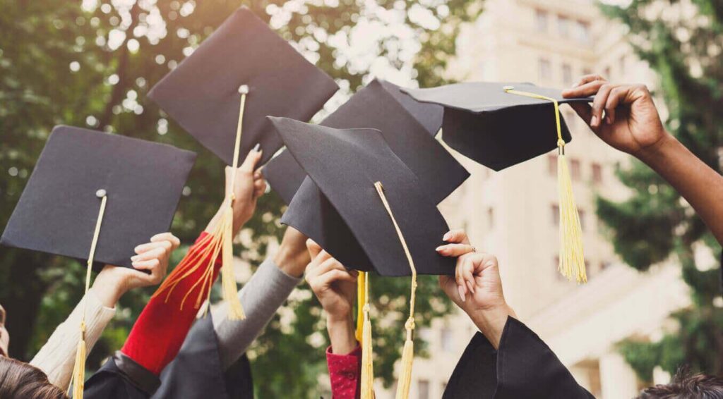 高等教育の奨学金は53%増加し、自治体ごとに生活費を考慮するようになる