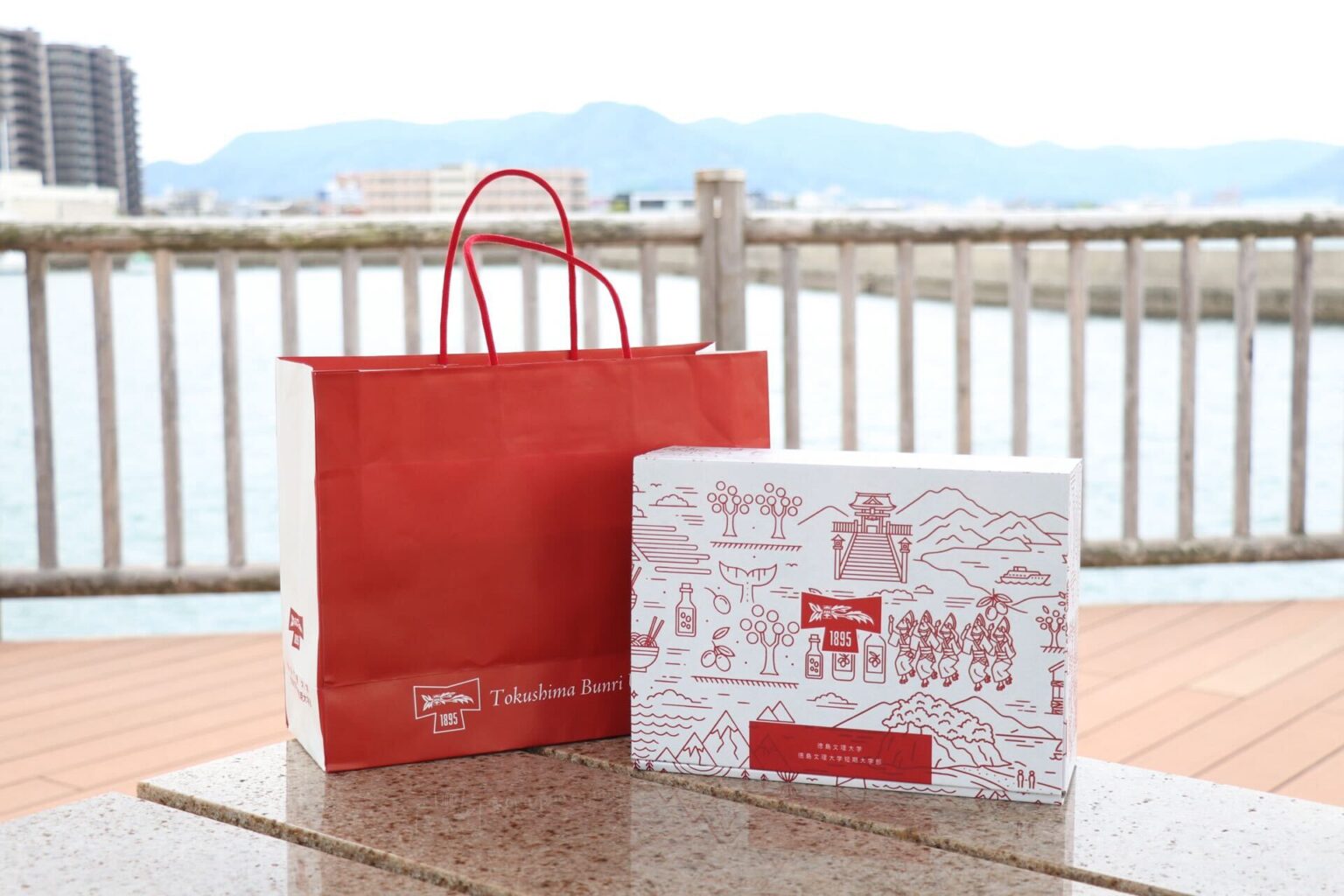 徳島文理大学と合同会社KOKYOが共同開発したギフトBOXが完成 ― ゆかりの土地の食と歴史、研究開発を一つの箱に – 大学プレスセンター 徳島文理大学と合同会社KOKYOが共同開発したギフトBOXが完成 ― ゆかりの土地の食と歴史、研究開発を一つの箱に - 大学プレスセンター