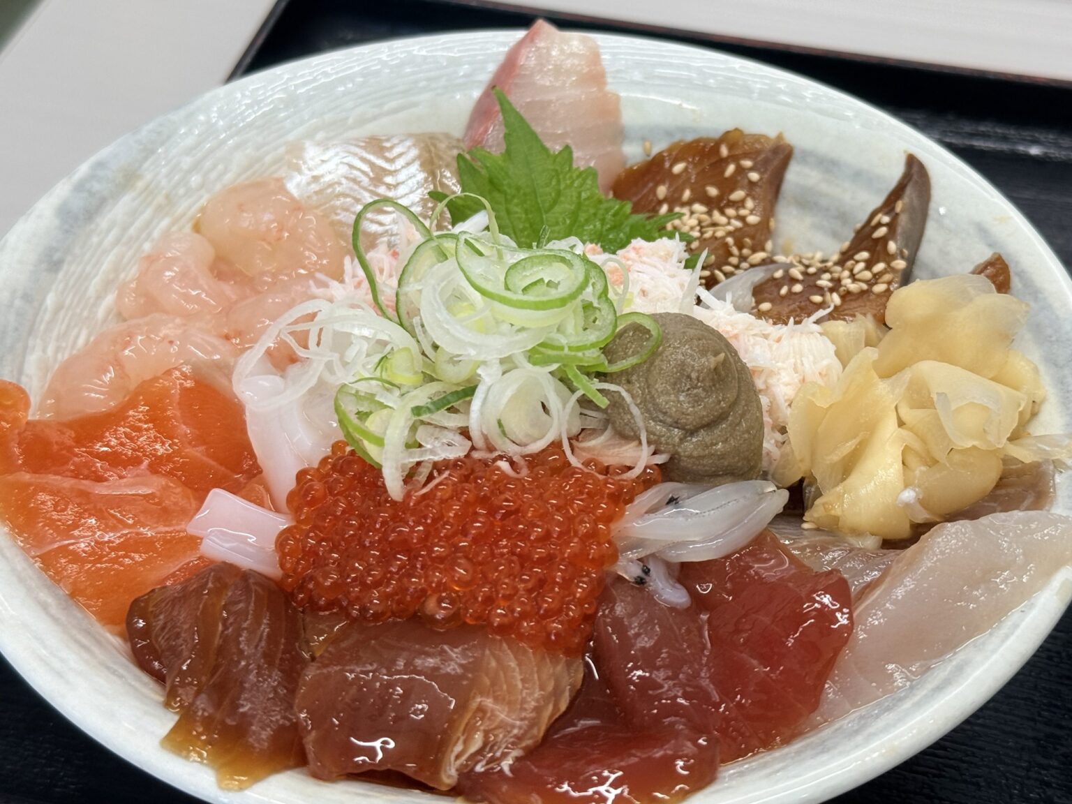 【日吉津村】魚屋さんの本気の海鮮丼「山芳亭」人気の行列店 | 鳥取マガジン