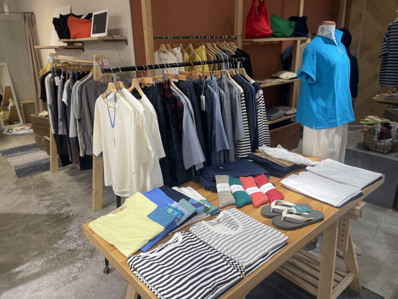 EACH OF LIFEの衣類と日常着が並ぶ店内