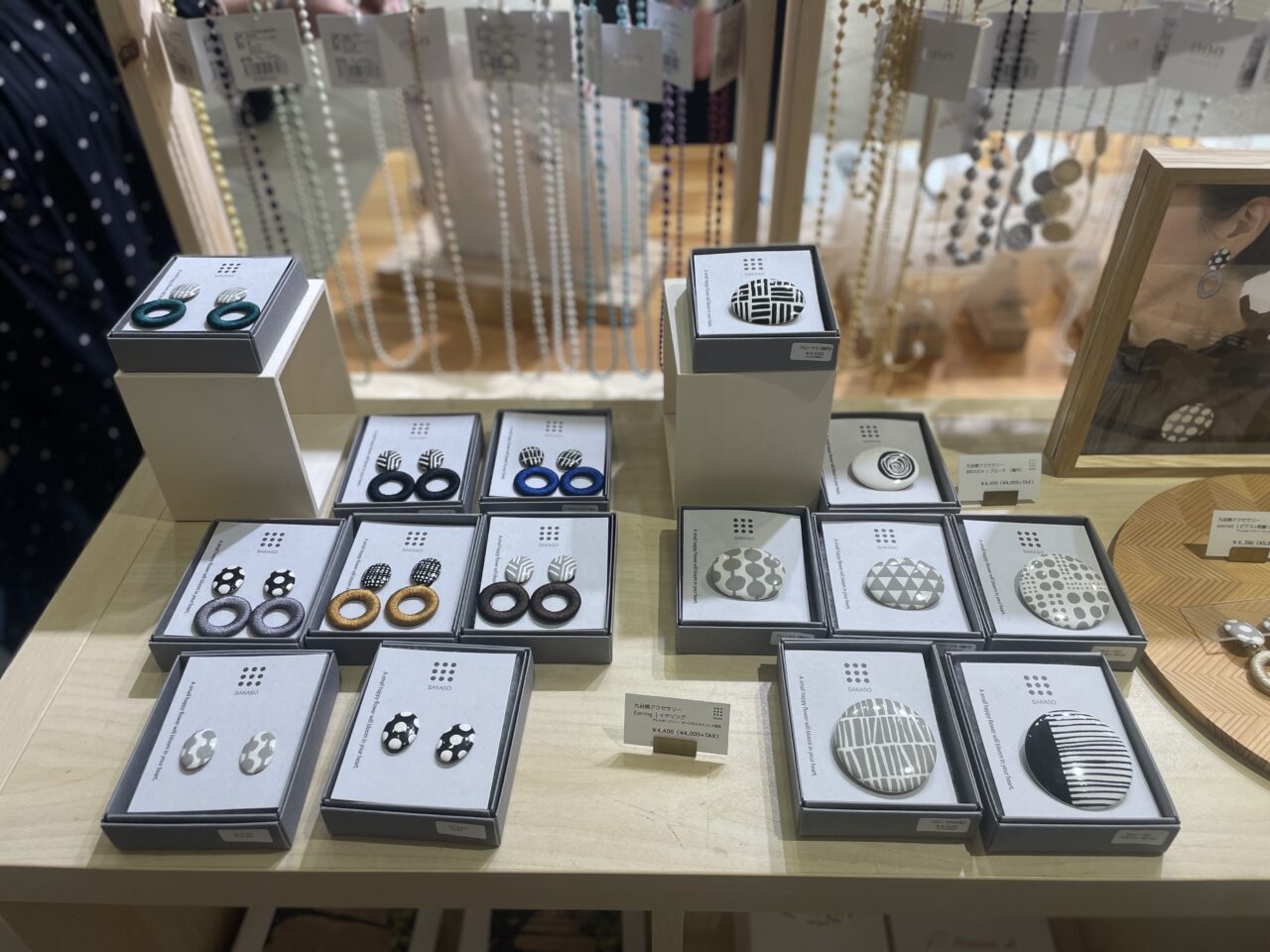 EACH OF LIFEで販売されているイヤリングやブローチ