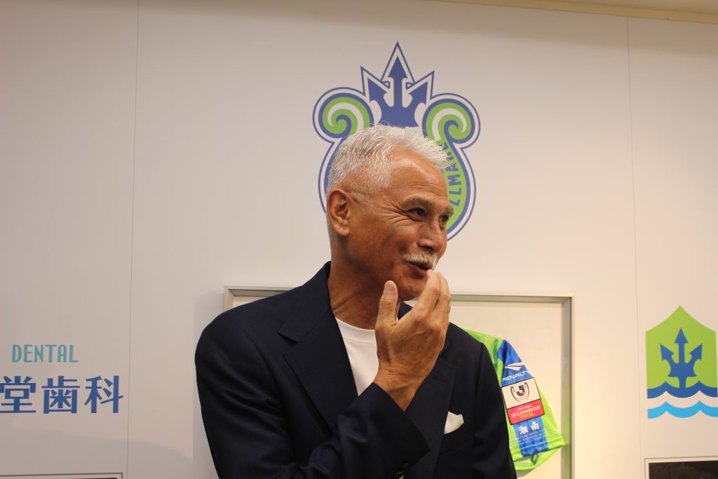 トーク中の小島伸幸氏