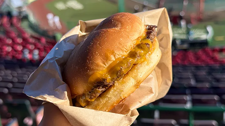 チーズバーガー ©PLM