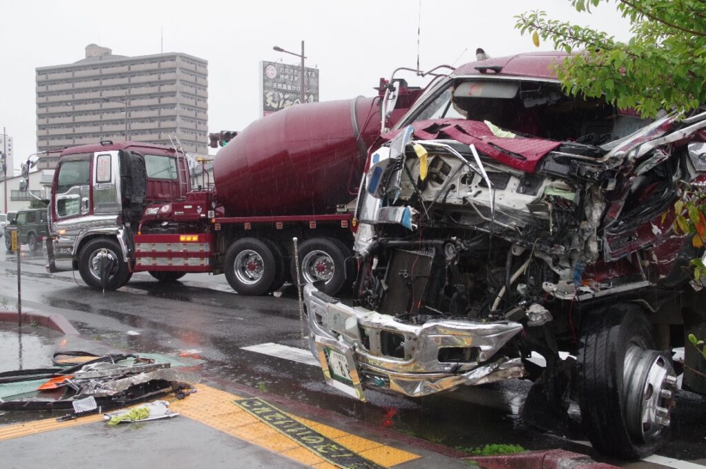 大分市の国道でミキサー車同士衝突、７キロ超の渋滞に　５時間交通規制、けが人はなし - 大分のニュースなら 大分合同新聞プレミアムオンライン Gate