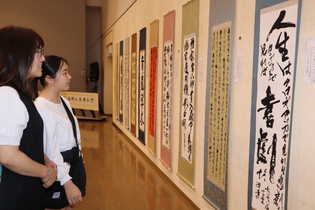 中津市書道展、愛好家73人の作品展示　漢字や近代詩文書など計85点並ぶ - 大分のニュースなら 大分合同新聞プレミアムオンライン Gate