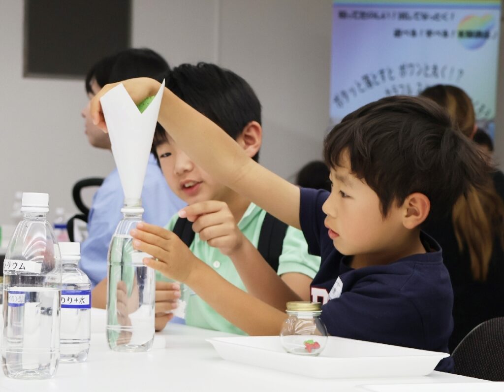 大分県の体験型子ども科学館「オーラボ」本年度の講座始まる　初回は万華鏡やスノードーム作り - 大分のニュースなら 大分合同新聞プレミアムオンライン Gate