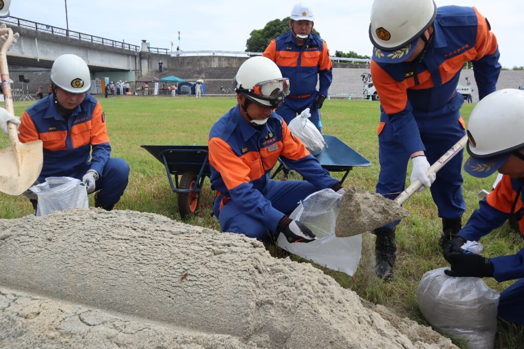 中津市の山国川河川敷で水防演習 土のう積み上げや水難救助訓練 – 大分のニュースなら 大分合同新聞プレミアムオンライン Gate 中津市の山国川河川敷で水防演習 土のう積み上げや水難救助訓練 - 大分のニュースなら 大分合同新聞プレミアムオンライン Gate