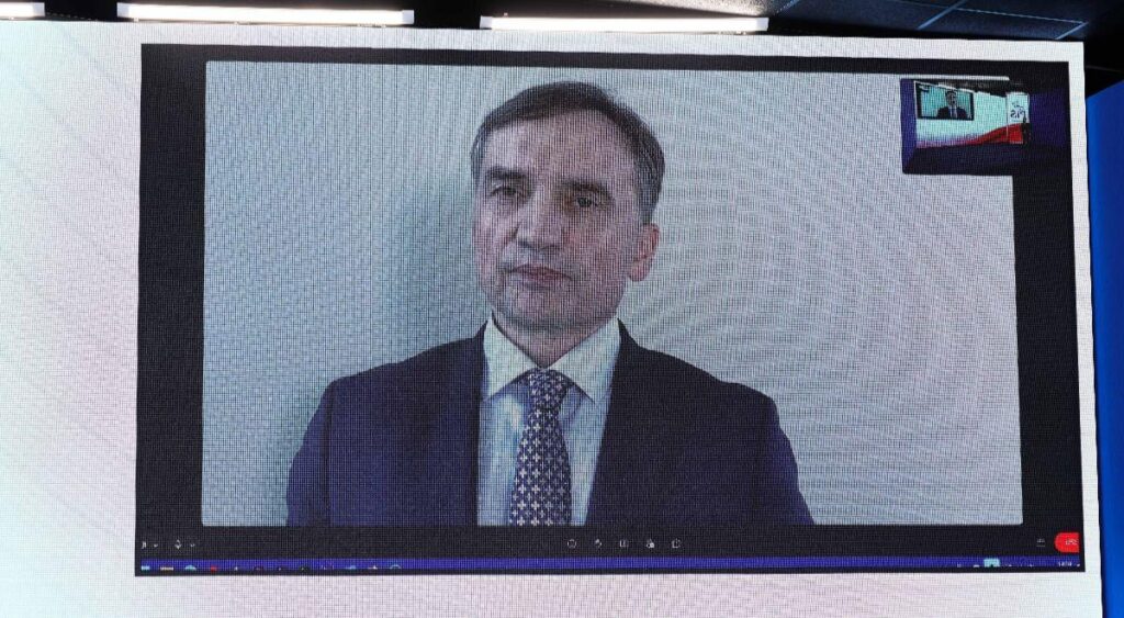 ポーランド、汚職容疑で指名手配中の元大臣の引き渡しを求める