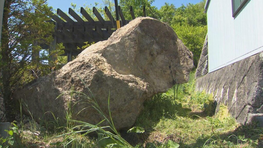 「心配でどうしようもない」山から直径２メートル以上の大きな岩が…住宅のガレージに直撃し全壊・道路も陥没・岩にぶつかったシカ１頭も死ぬ・長野県松本市