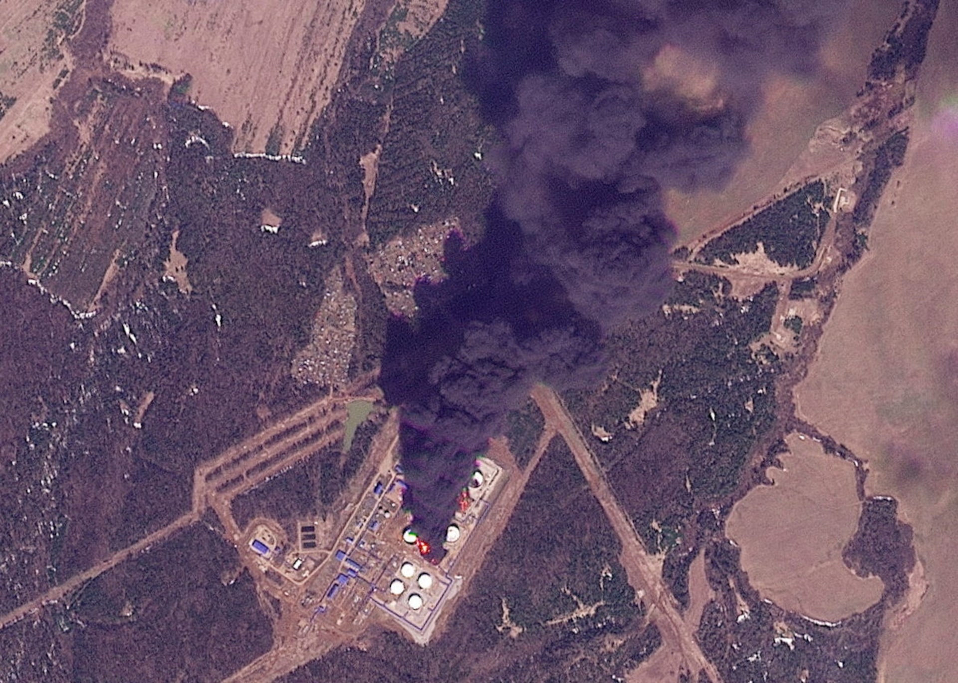 ロシア主要製油所が操業停止、ウクライナ無人機攻撃で