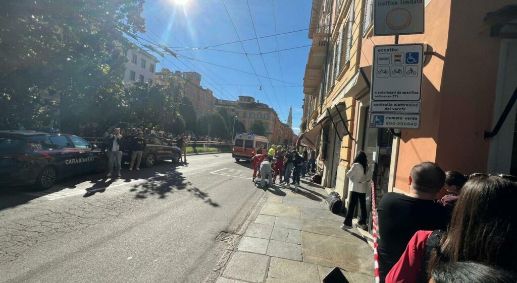 モデナ、車が通行人を轢き、運転手が人を刺す 数十人が負傷、2人が重傷