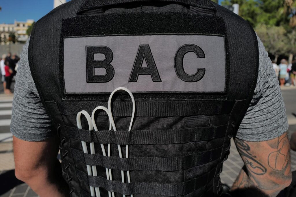 2022年ワールドカップ準々決勝の試合中にパリで理由もなく通行人を殴ったとしてBAC警察官4人に有罪判決