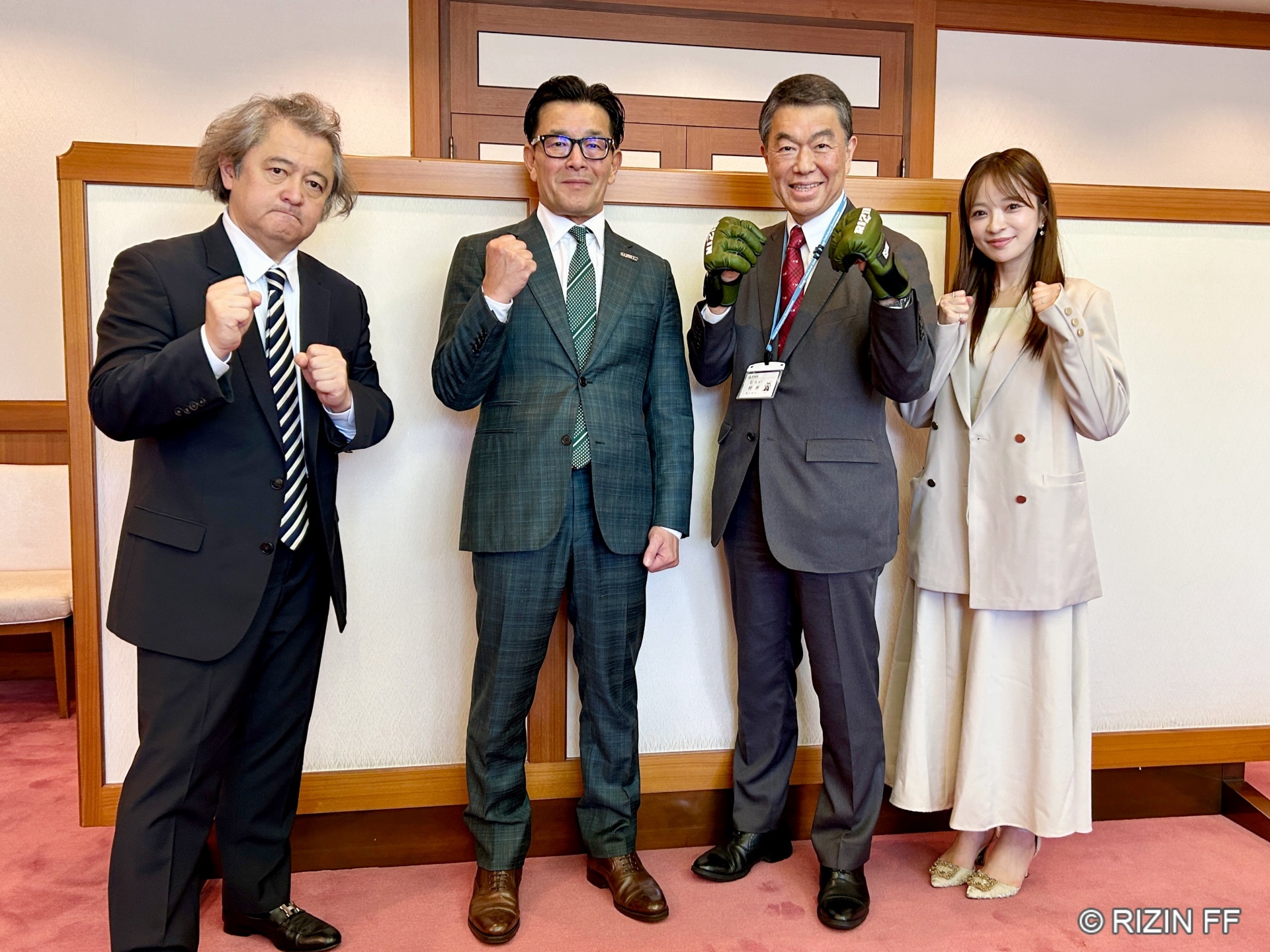 左から中村歩氏、榊原信行CEO、村井嘉浩宮城県知事、さおりんさん