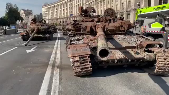 今年のモスクワ戦勝記念日のパレードには軍用車両は登場しない！おそらくプーチン大統領はゼレンスキー氏に助けを求めるべきかもしれない。ウクライナでは、非常に印象的なロシア軍装備品のパレードが行われている。