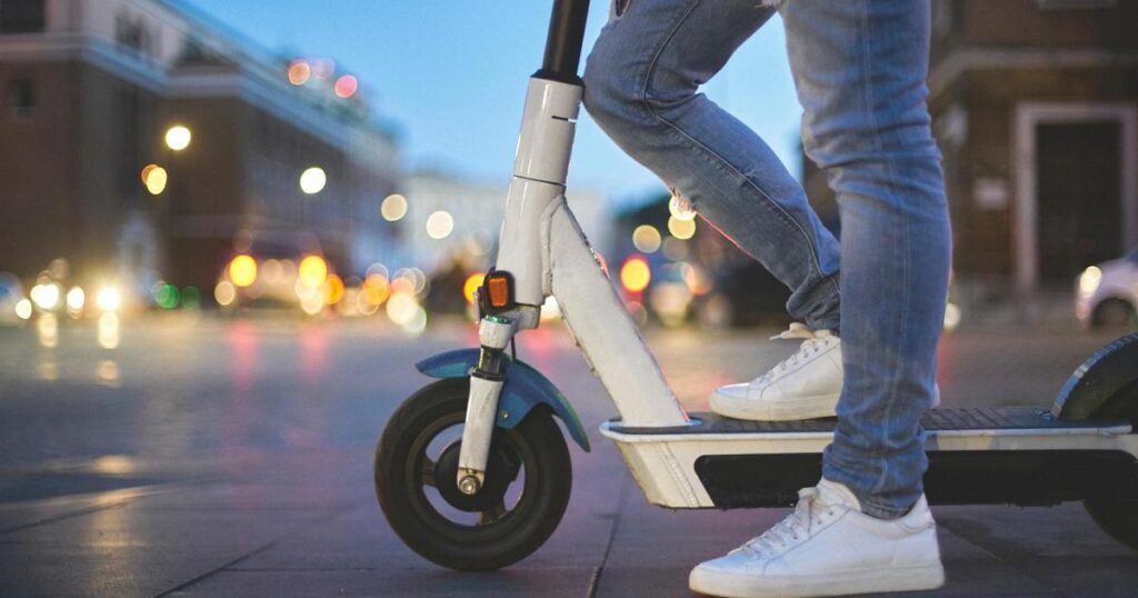 スクーター、ナンバープレートの取得義務が発動され、ナンバープレートを持たない人は最大400ユーロの罰金を科せられる危険性がある