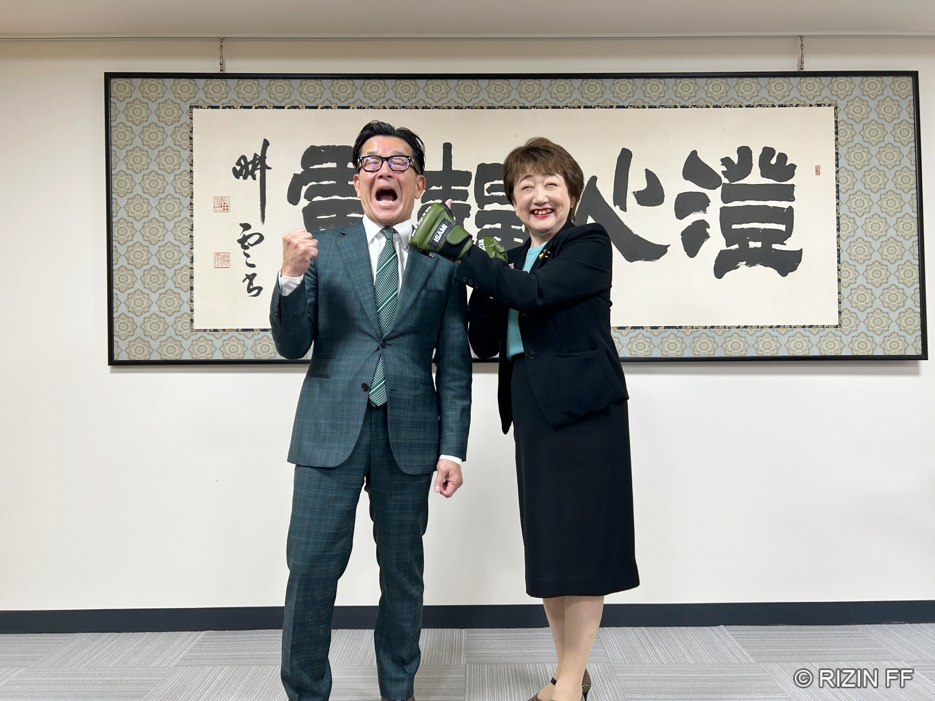 榊原信行CEO（左）にパンチを見舞う？郡和子仙台市長