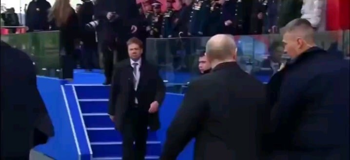 45分後、プーチン大統領はいつものように無名戦士の墓に花を手向けず、そそくさとパレードを後にした。 2026 年 9 月 5 日