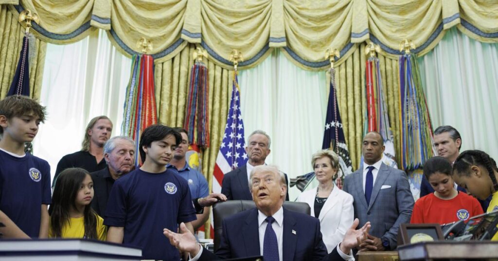 世界中の民主主義を救うためにドナルド・トランプを弾劾する