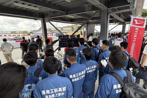 自動車整備士へ夢膨らむ　沖縄市で特別研修　専門学生と高校生