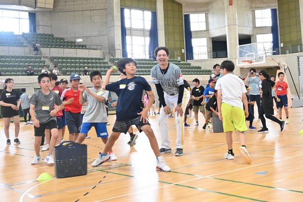小学生　元プロ選手と交流　県総合運動公園　沖縄市で「九州スポーツキャラバン」　野球、サッカー、バスケに１００人