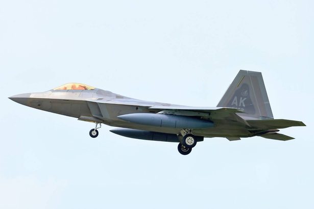 アラスカの米軍ステルス機　12機が嘉手納に飛来　F22A戦闘機　沖縄
