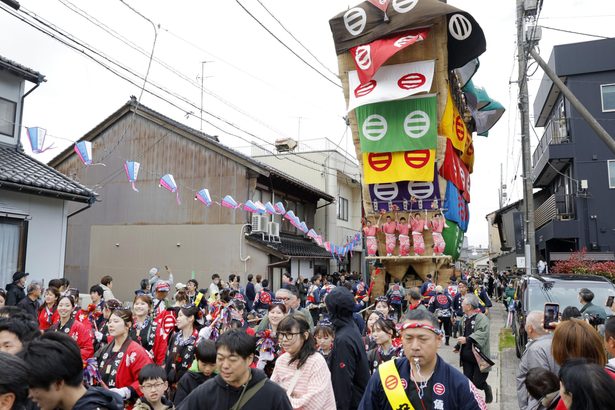 色鮮やかな山車　復興を盛り上げ　石川、春告げる祭り