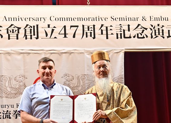 ロシア総領事が感謝状 剛柔流拳志會・外間会長に