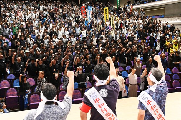 基地ない沖縄へ　５・１５平和行進始まる