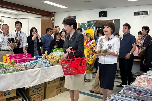 県産品、首相も購入 自民党本部で沖縄物産展