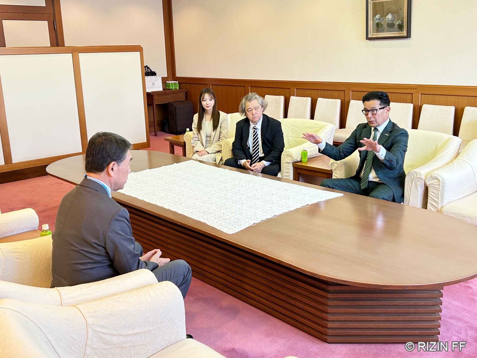 村井嘉浩宮城県知事（左）への説明に熱がこもる榊原信行CEO（右）