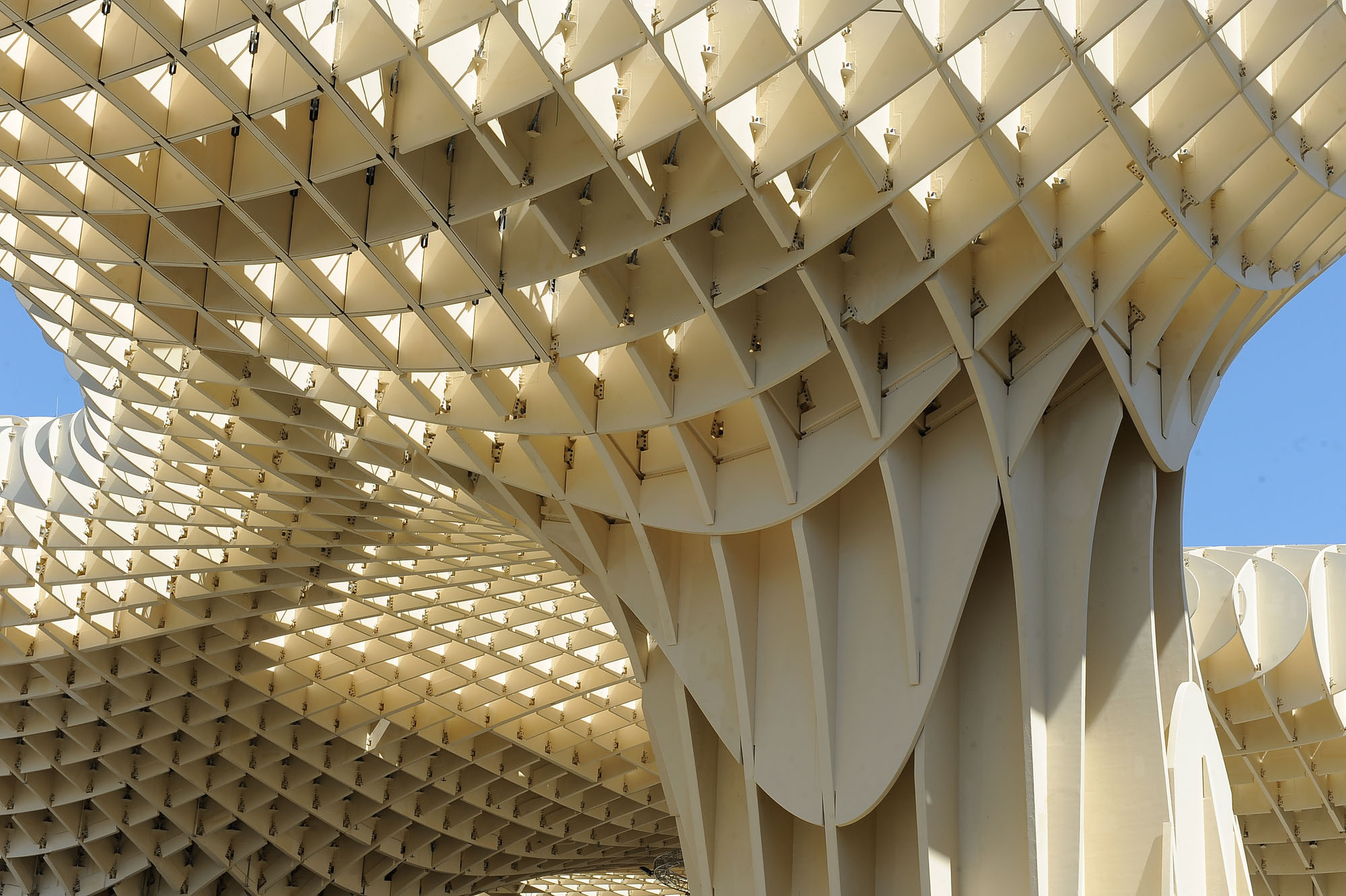 〈メトロポール・パラソル（Metropol Parasol）〉J・マイヤー・H・アーキテクツ（J. MAYER H. Architects）