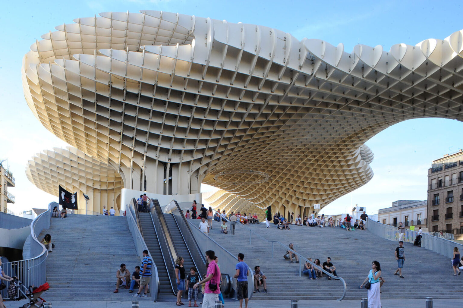 〈メトロポール・パラソル（Metropol Parasol）〉J・マイヤー・H・アーキテクツ（J. MAYER H. Architects）