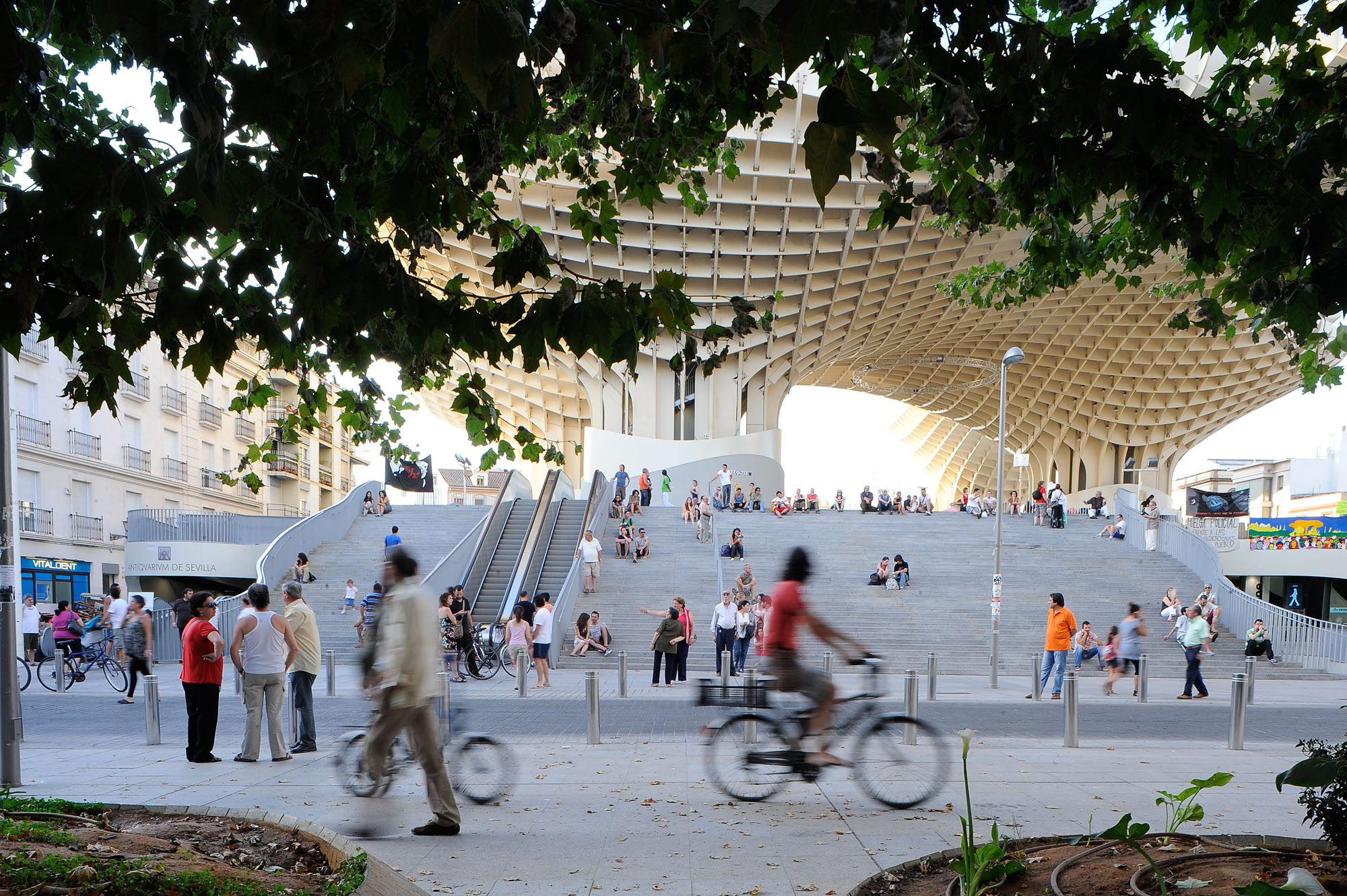 〈メトロポール・パラソル（Metropol Parasol）〉J・マイヤー・H・アーキテクツ（J. MAYER H. Architects）