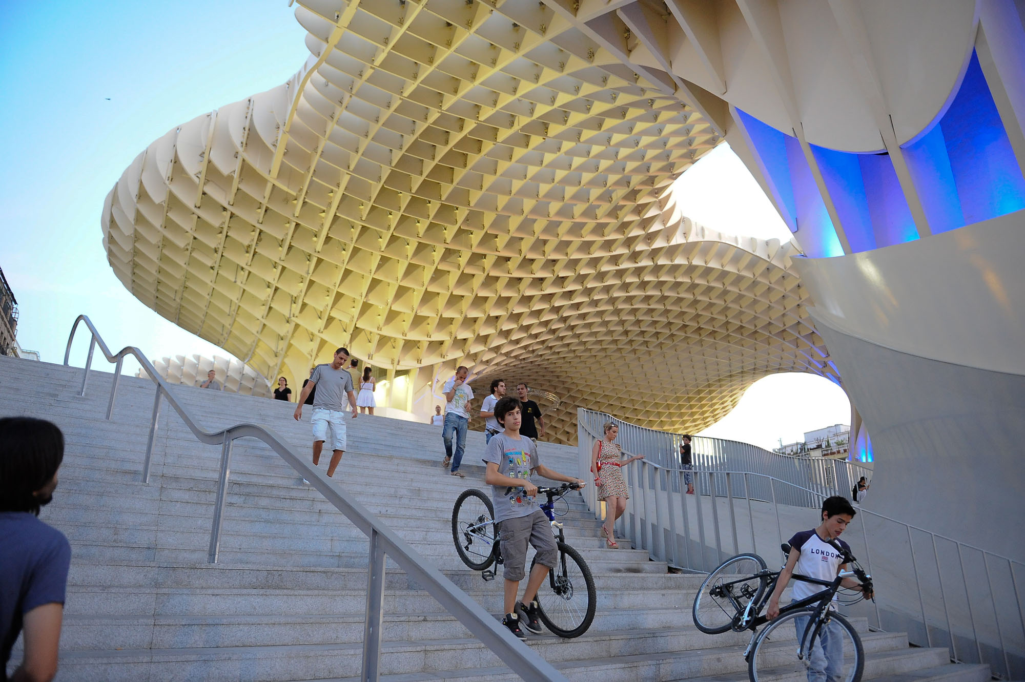 〈メトロポール・パラソル（Metropol Parasol）〉J・マイヤー・H・アーキテクツ（J. MAYER H. Architects）