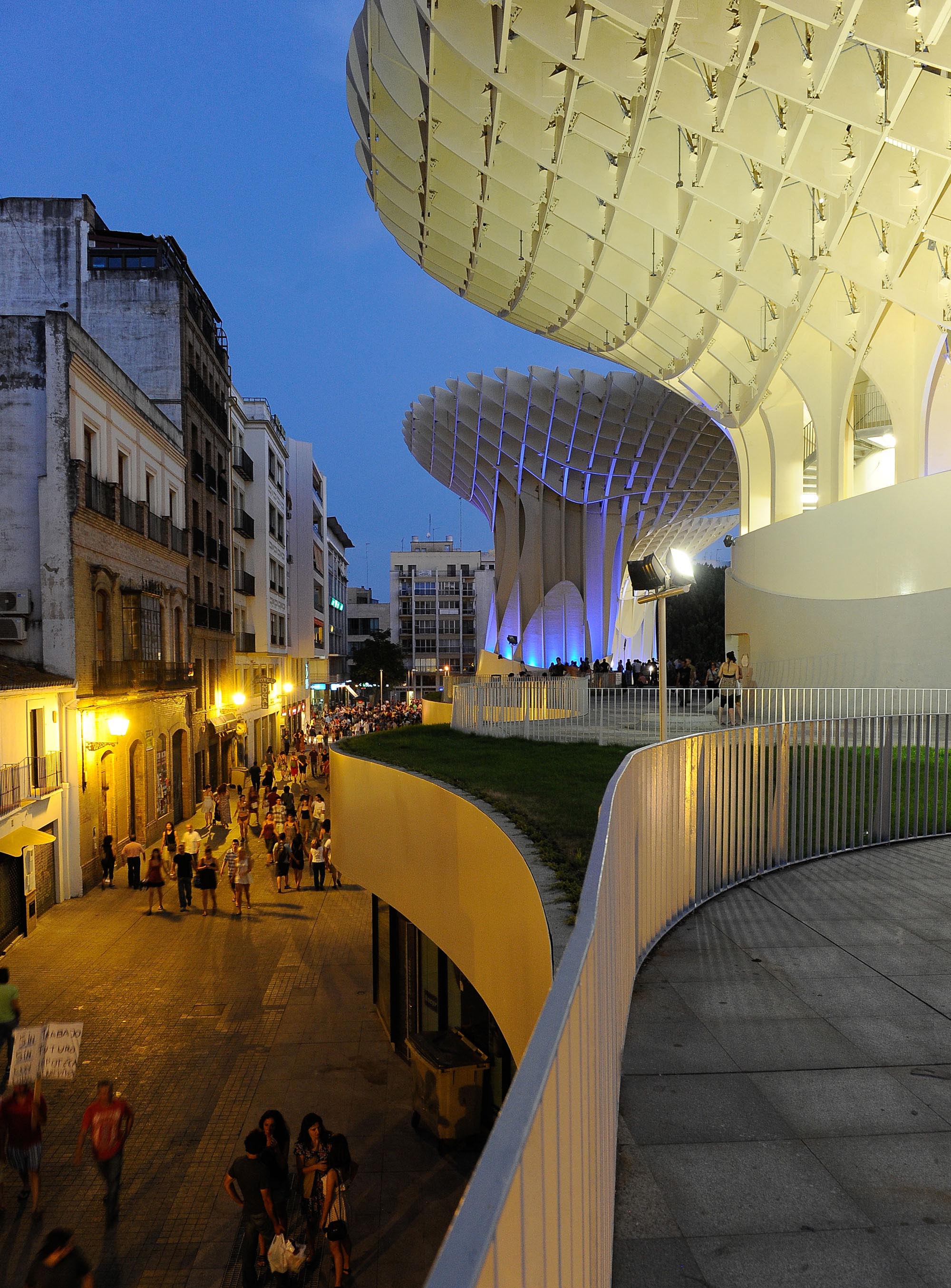 〈メトロポール・パラソル（Metropol Parasol）〉J・マイヤー・H・アーキテクツ（J. MAYER H. Architects）