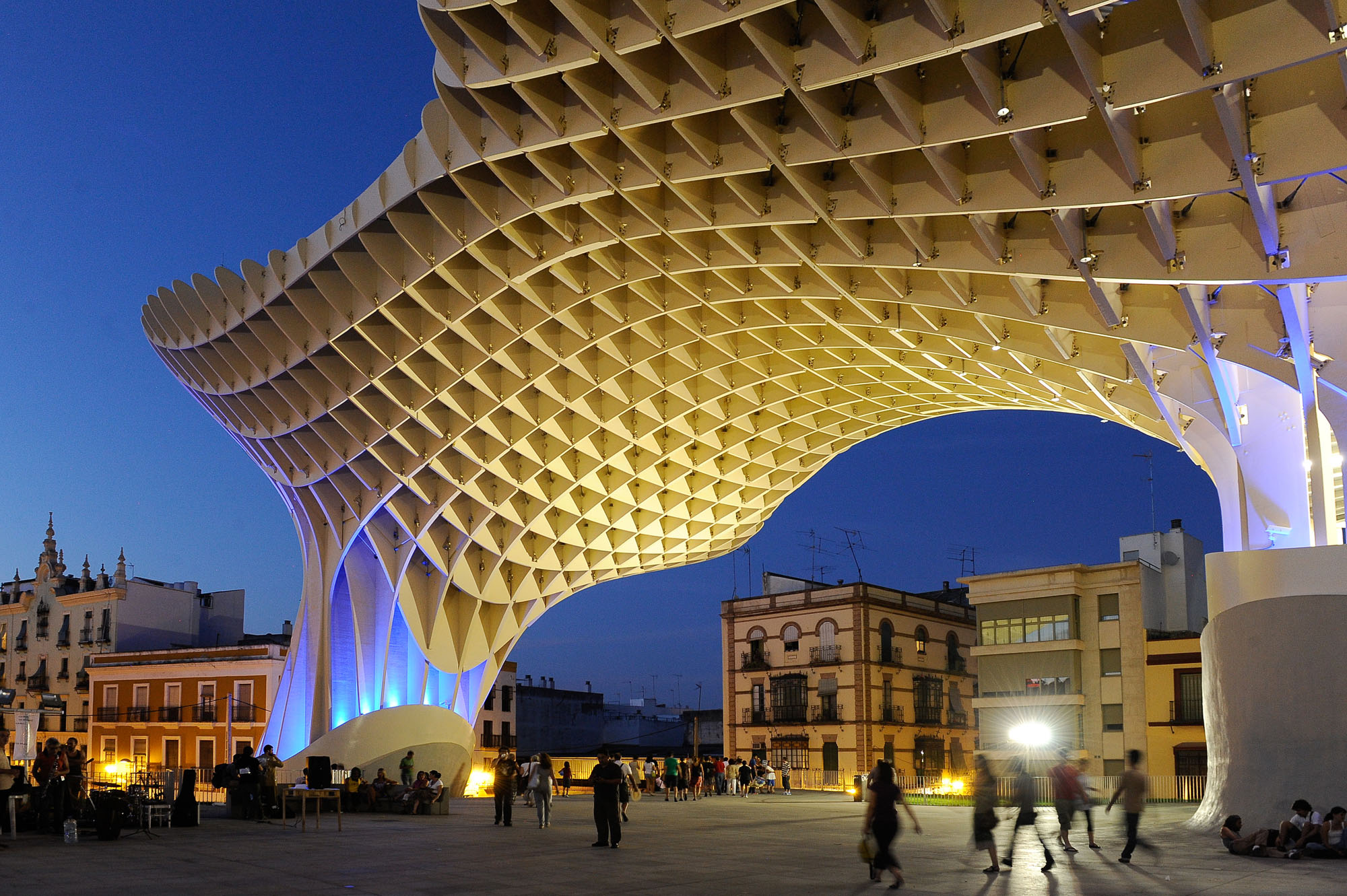 〈メトロポール・パラソル（Metropol Parasol）〉J・マイヤー・H・アーキテクツ（J. MAYER H. Architects）