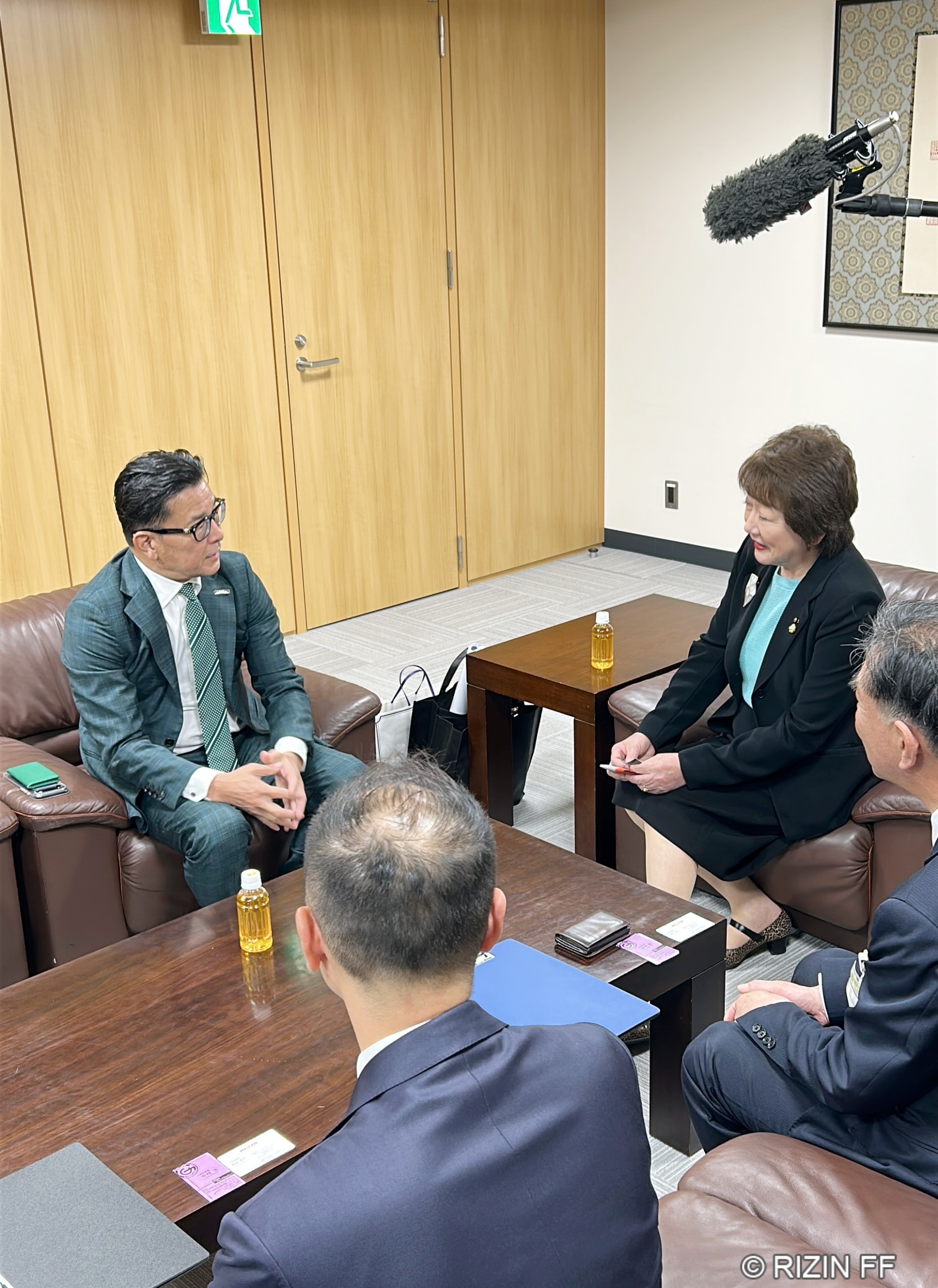 談笑する郡和子仙台市長（右上）と榊原信行CEO（左上）