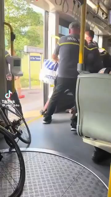 昨日の路面電車内での衝突