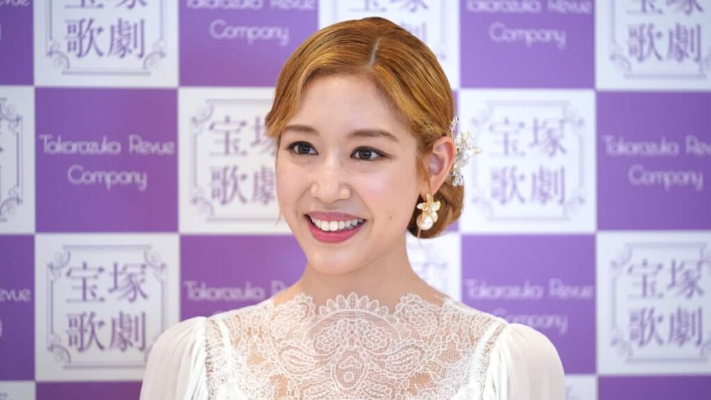 鳳月さんは「尊敬と憧れでいっぱい」 宝塚歌劇団月組トップ娘役の天紫珠李さんが退団会見 – 産経ニュース 鳳月さんは「尊敬と憧れでいっぱい」 宝塚歌劇団月組トップ娘役の天紫珠李さんが退団会見 - 産経ニュース