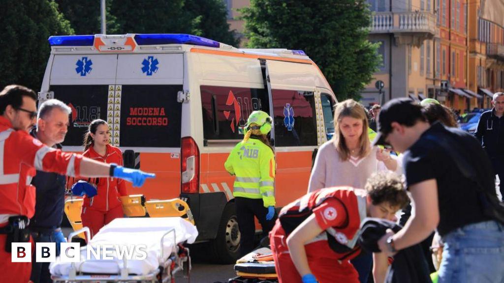 イタリアで男が車を人混みに突っ込み、刺そうとする