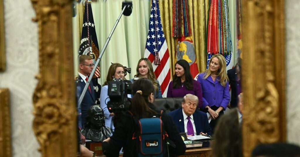 79歳のトランプ大統領、ホワイトハウスでのイベントで演説後数秒で眠りにつく |大統領は妊産婦の健康について話すことになっていた。
