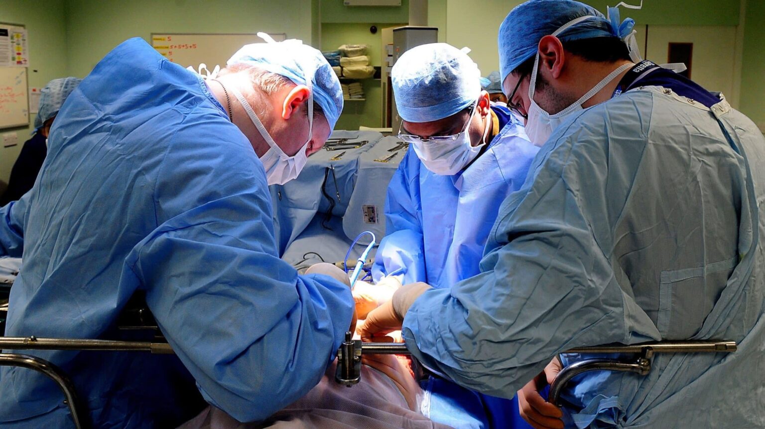 NHS、パランティアの請負業者に患者データへの「無制限のアクセス」を許可
