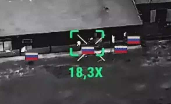 ウクライナの無人機は、ロシアの空挺部隊に攻撃され包囲されていた同志を支援するためにちょうど間に合うように到着した
